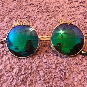 “Hello Boys” sunglasses